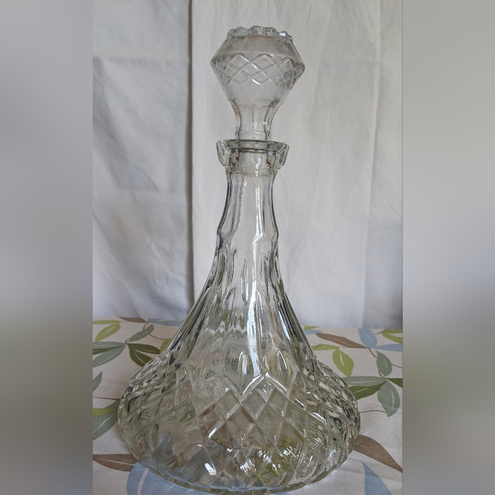 Glass Diamond Pattern Liquor Decanter With Stopper